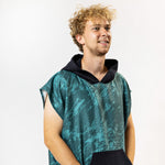 Surf-Poncho Energy Flow Green - für Frauen & Männer - aus schnelltrocknender und ultra-leichter Mikrofaser - WOODSANDWAVES