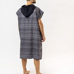 Surf-Poncho Dark Mind - für Frauen & Männer - aus schnelltrocknender und ultra-leichter Mikrofaser - WOODSANDWAVES