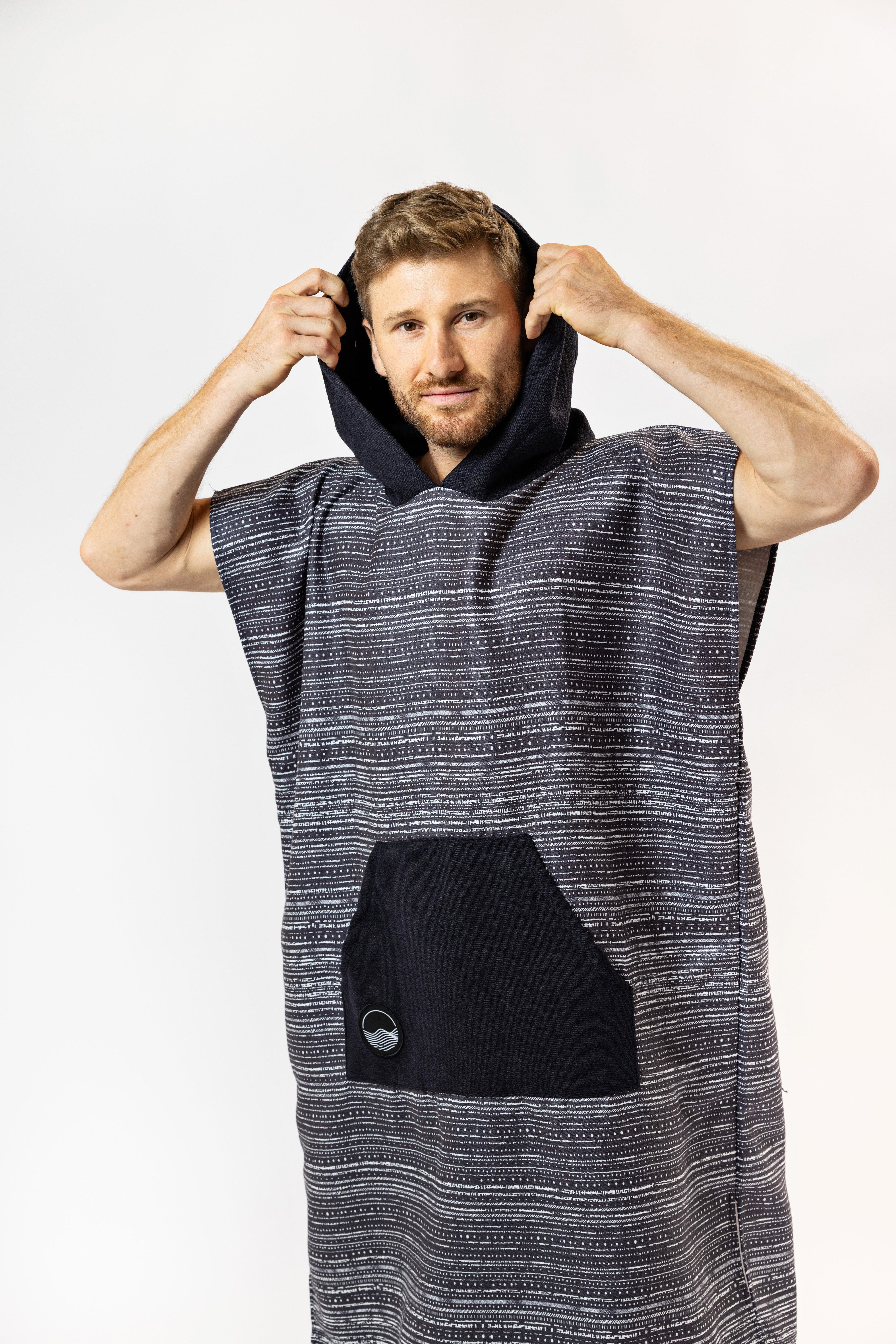 Surf-Poncho Dark Mind - für Frauen & Männer - aus schnelltrocknender und ultra-leichter Mikrofaser - WOODSANDWAVES