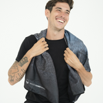 Stormy Skies - Sporthandtuch mit Magnet & Zipper-Tasche - WOODSANDWAVES