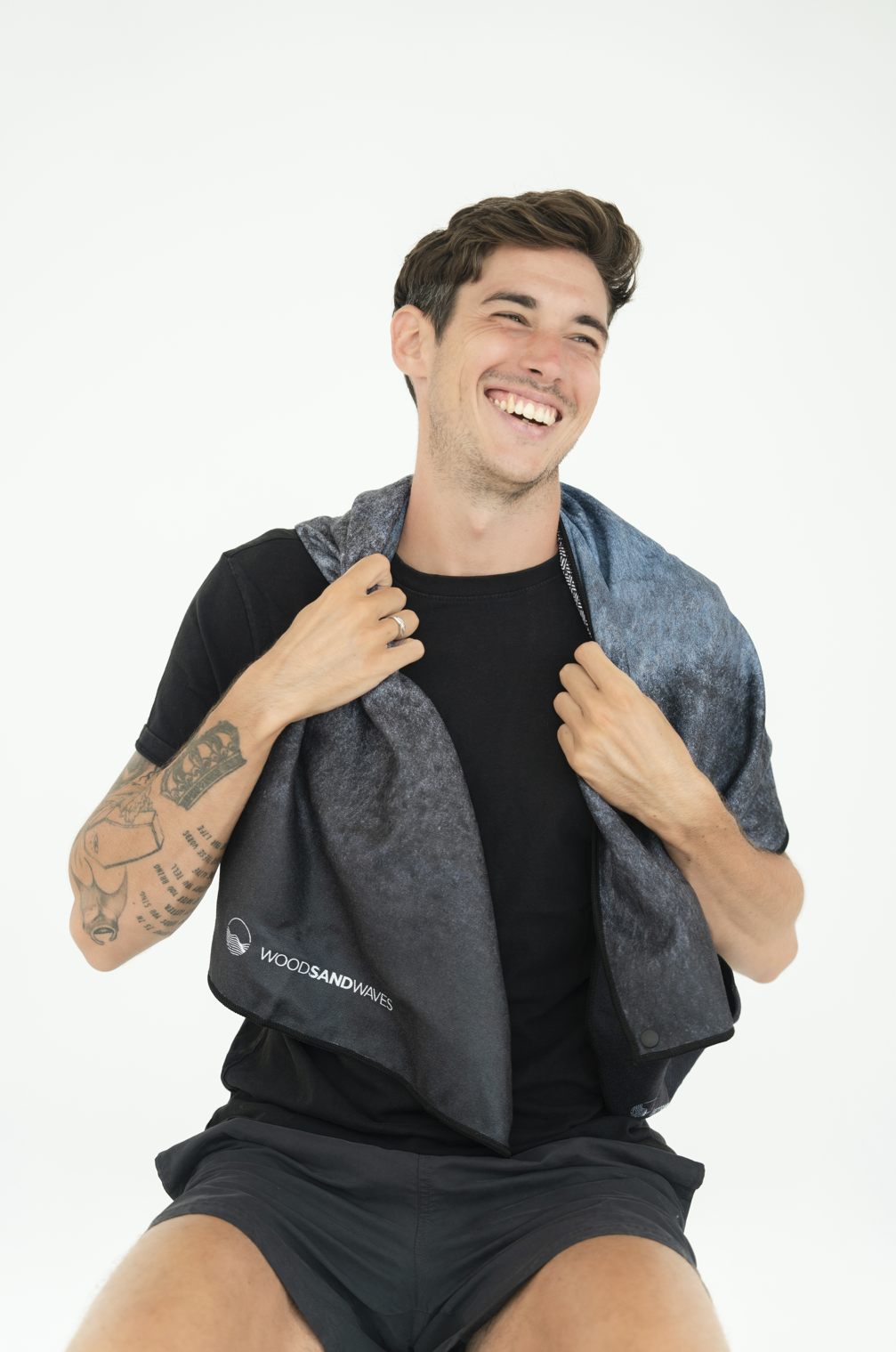 Stormy Skies - Sporthandtuch mit Magnet & Zipper-Tasche - WOODSANDWAVES