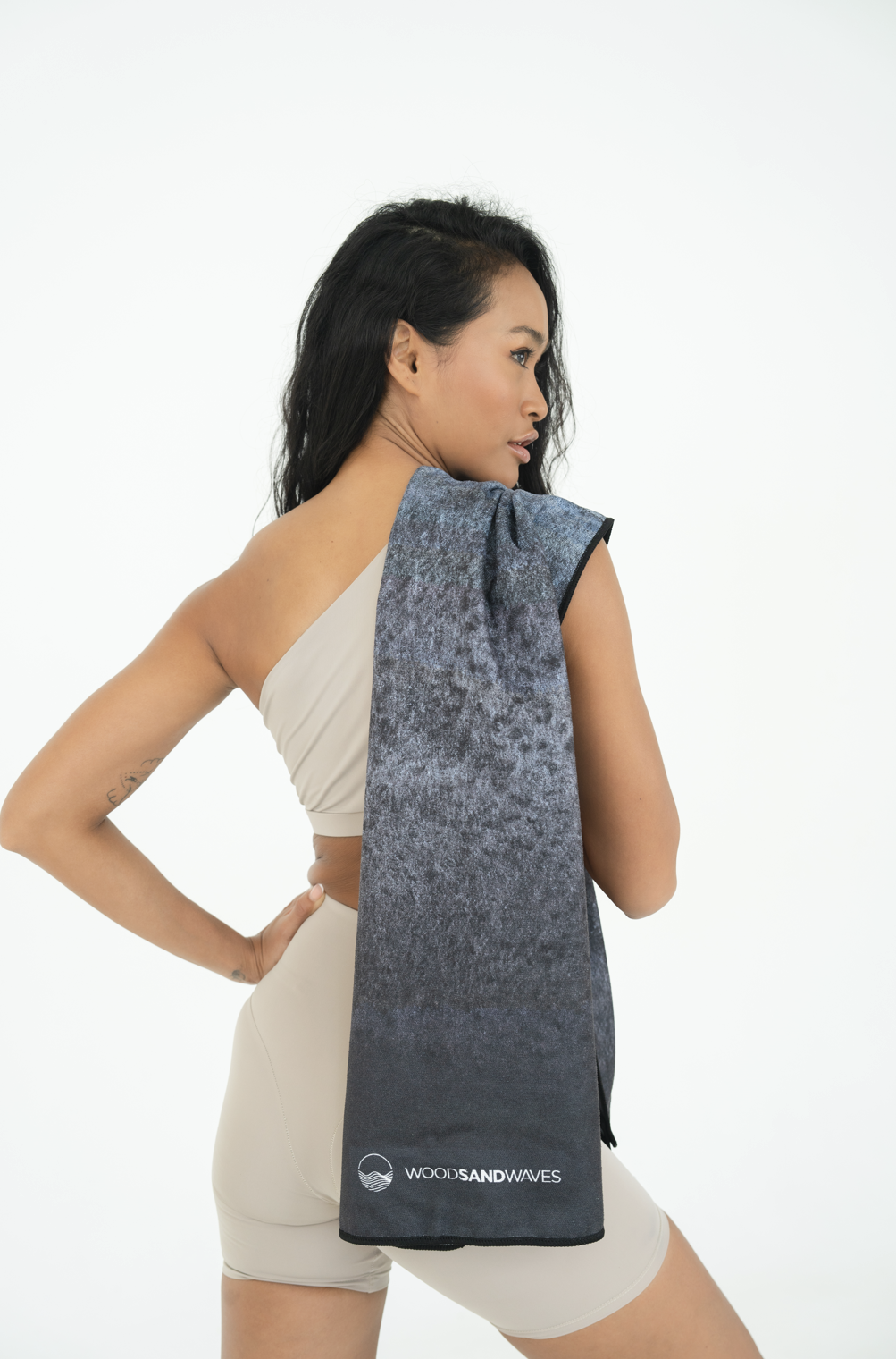 Stormy Skies - Sporthandtuch mit Magnet & Zipper-Tasche - WOODSANDWAVES