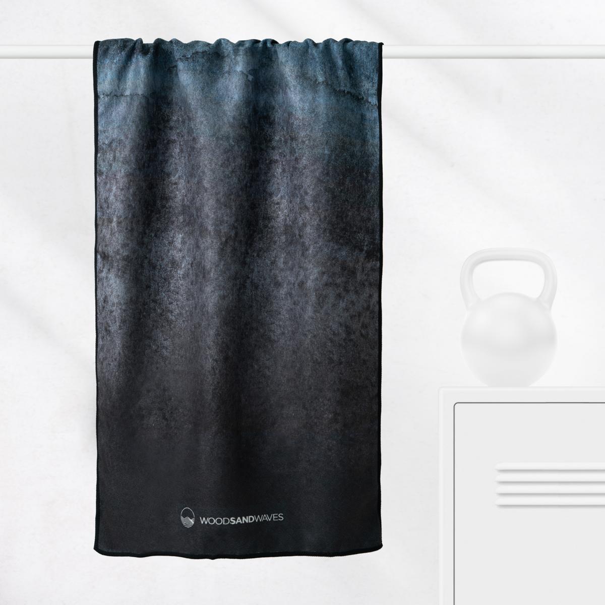 Stormy Skies - Sporthandtuch mit Magnet & Zipper-Tasche - WOODSANDWAVES