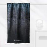 Stormy Skies - Sporthandtuch mit Magnet & Zipper-Tasche - WOODSANDWAVES