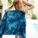 Strandhandtuch für Männer in blau - schnelltrocknend und sandfrei - WOODSANDWAVES