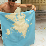 Strandtuch Weltkarte - WOODSANDWAVES - blaues schnelltrocknendes und saugfähiges Mikrofaserhandtuch