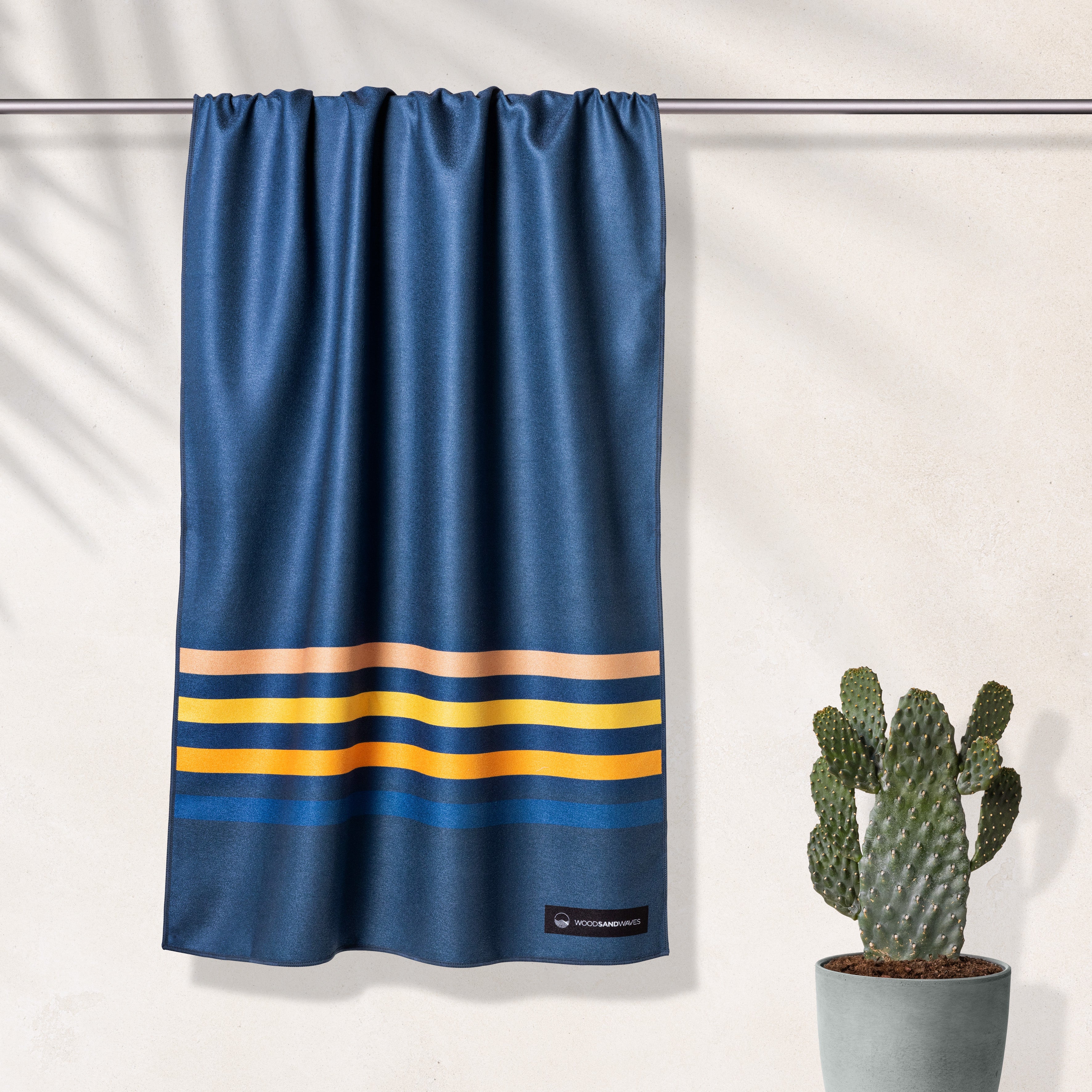 Calm Cruise - Sandabweisendes Strandtuch mit Geheimfach - WOODSANDWAVES