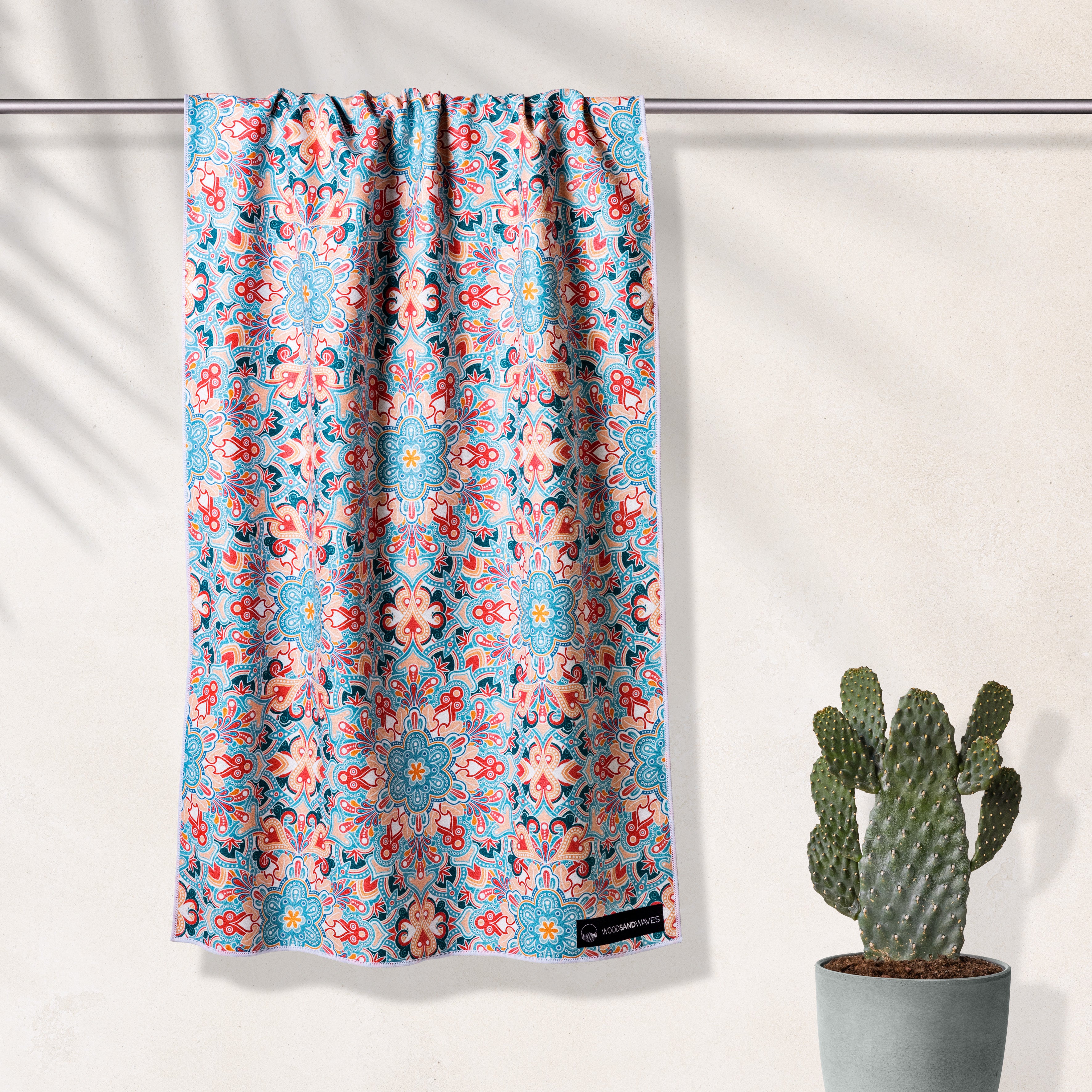 Breezy Blooms- Sandabweisendes Strandtuch mit Geheimfach - WOODSANDWAVES