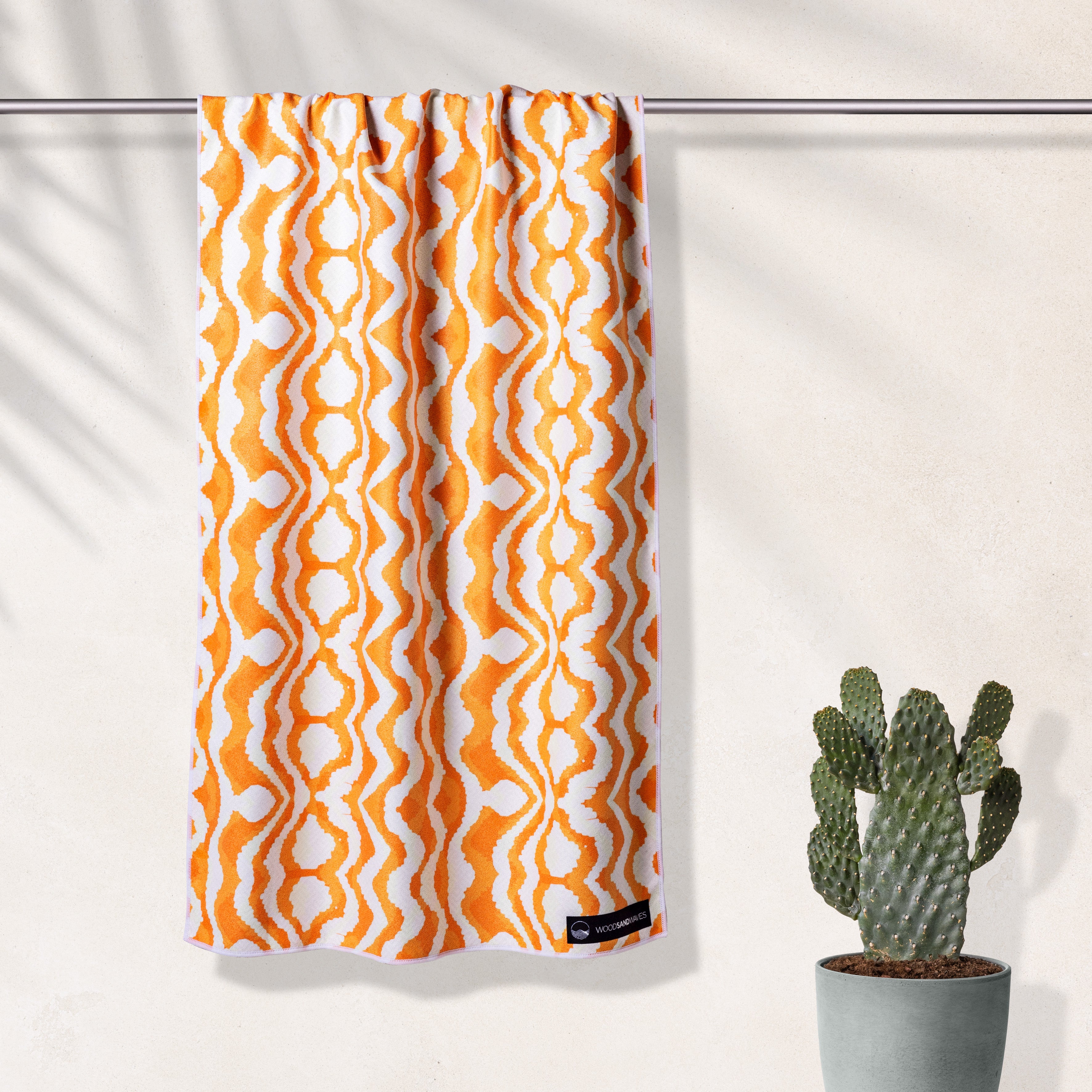 Sunset Waves - Sandabweisendes Strandtuch mit Geheimfach - WOODSANDWAVES