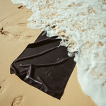 Clear Black- Sandabweisendes Strandtuch mit Geheimfach - WOODSANDWAVES