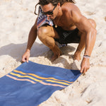 Calm Cruise - Sandabweisendes Strandtuch mit Geheimfach - WOODSANDWAVES