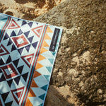 Warm Earth - Sandabweisendes Strandtuch mit Geheimfach - WOODSANDWAVES