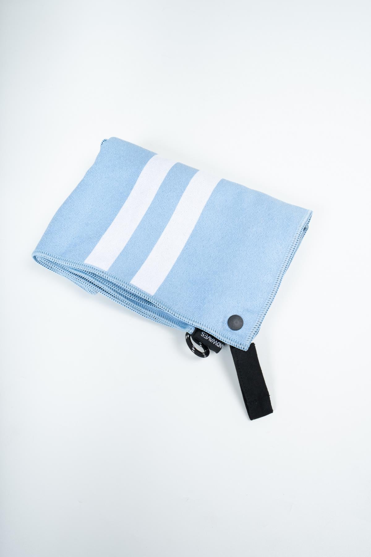 Stripes Airy Blue - Sporthandtuch mit Magnet & Zipper-Tasche - WOODSANDWAVES