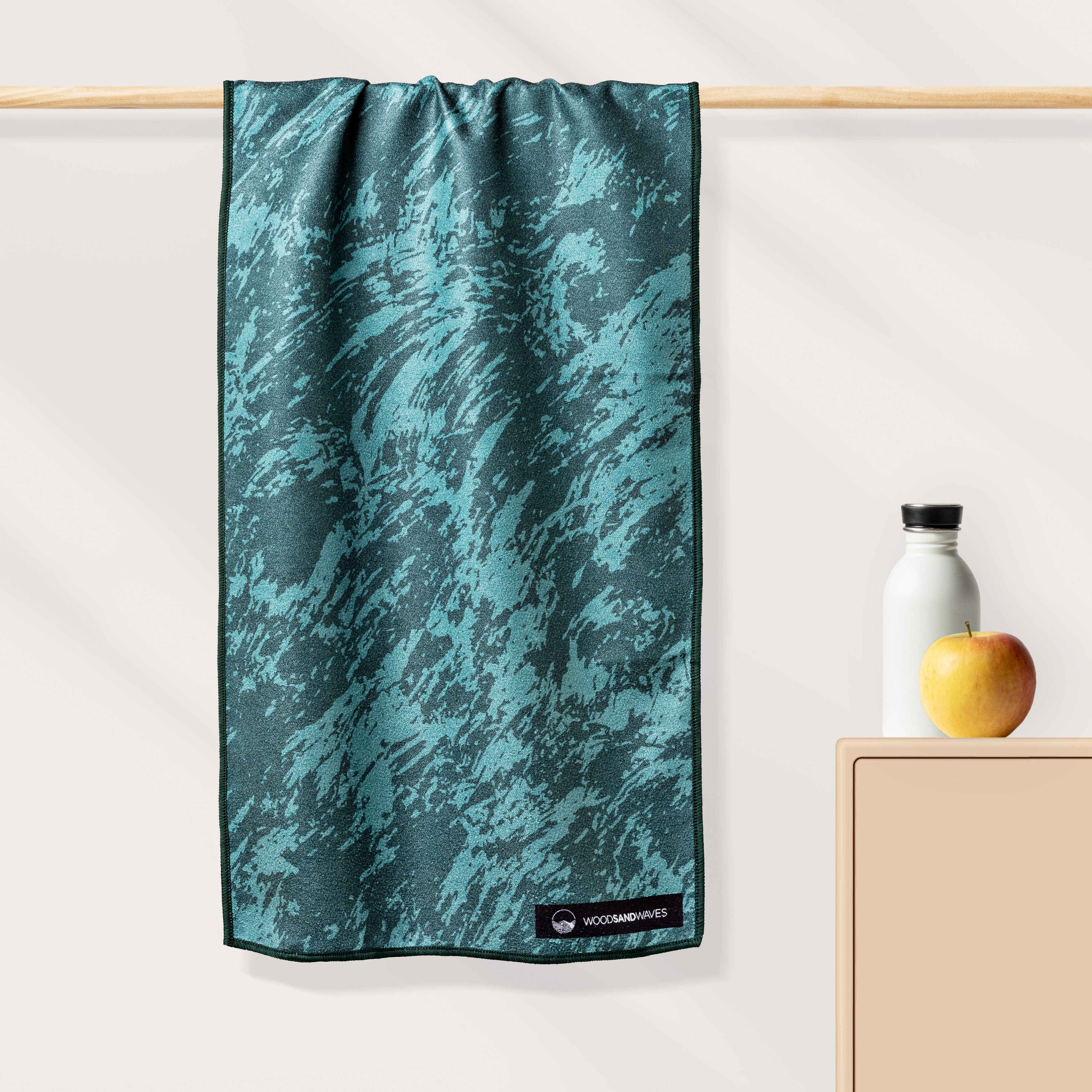 Green Energy Flow - Ultra-leichtes Outdoor-und Wanderhandtuch - 80cm x 40cm - WOODSANDWAVES