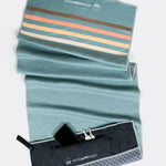 Calm Cruise Eucalyptus - Sporthandtuch mit Magnet & Zipper-Tasche - WOODSANDWAVES