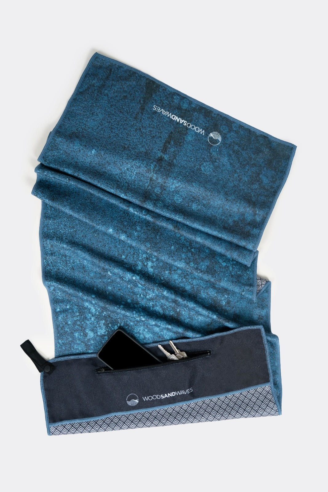 Blue Rebel - Sporthandtuch mit Magnet & Zipper-Tasche - WOODSANDWAVES
