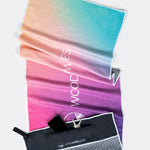 Colourful Temptation - Sporthandtuch mit Magnet & Zipper-Tasche - WOODSANDWAVES