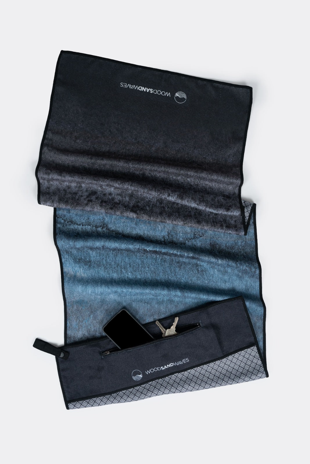 Stormy Skies - Sporthandtuch mit Magnet & Zipper-Tasche - WOODSANDWAVES