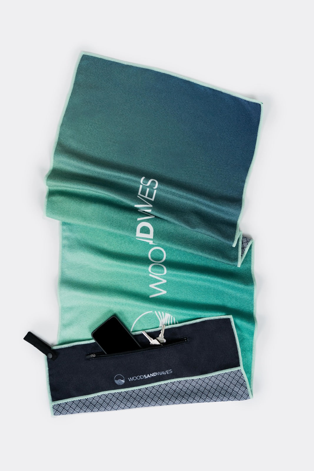 Green Temptation - Sporthandtuch mit Magnet & Zipper-Tasche - WOODSANDWAVES