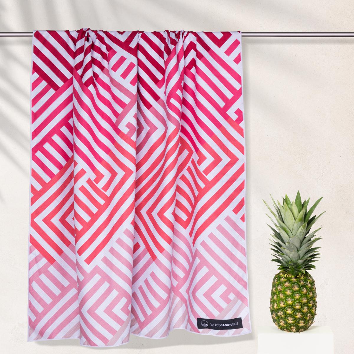 Pink Relaxation - Stranddecke XXL - 180cm x 160cm - leicht, kompakt & sandabweisend - WOODSANDWAVES