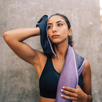 Clear Purple - Sporthandtuch mit Magnet & Zipper-Tasche - WOODSANDWAVES