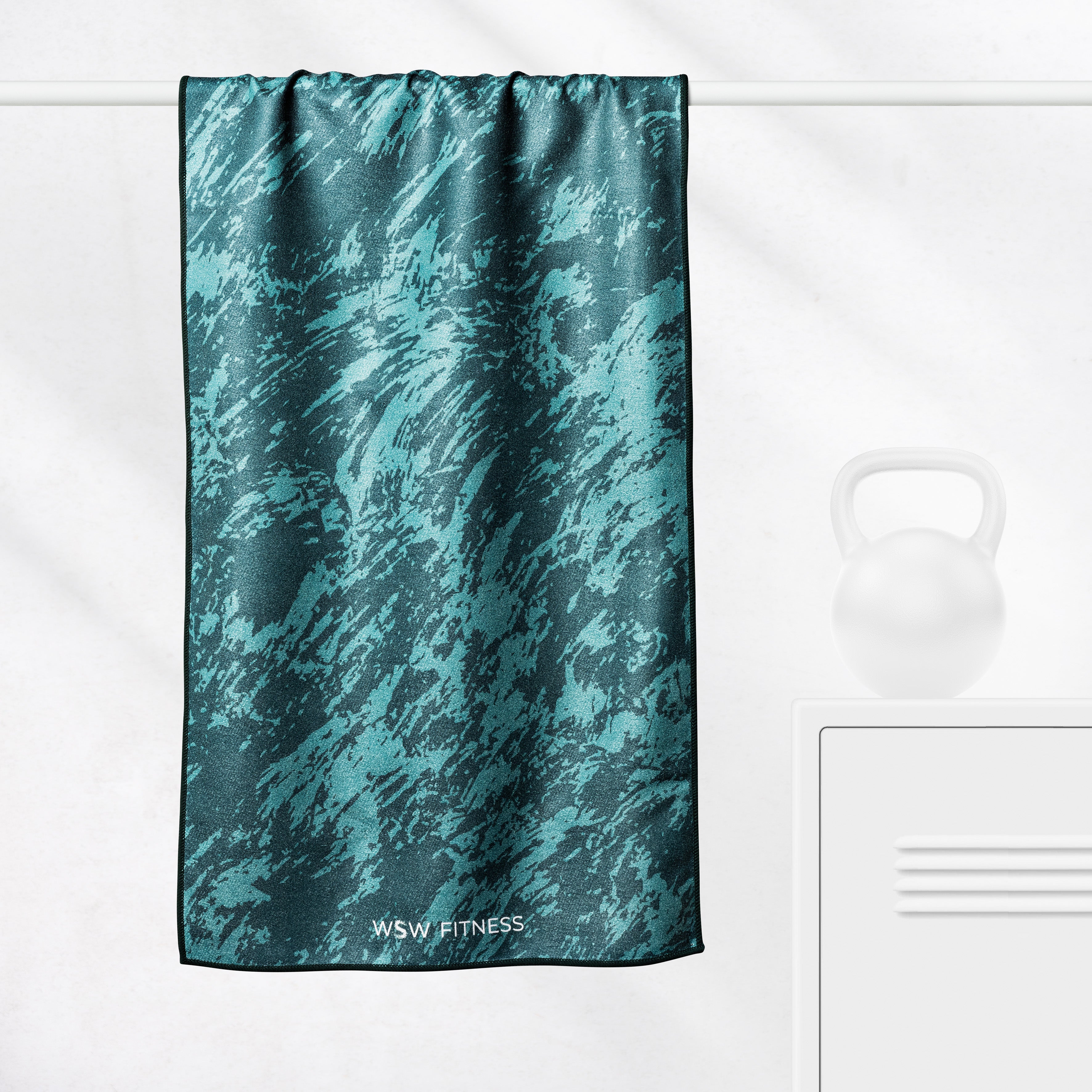 Green Energy Flow - Sporthandtuch mit Magnet & Zipper-Tasche - WOODSANDWAVES