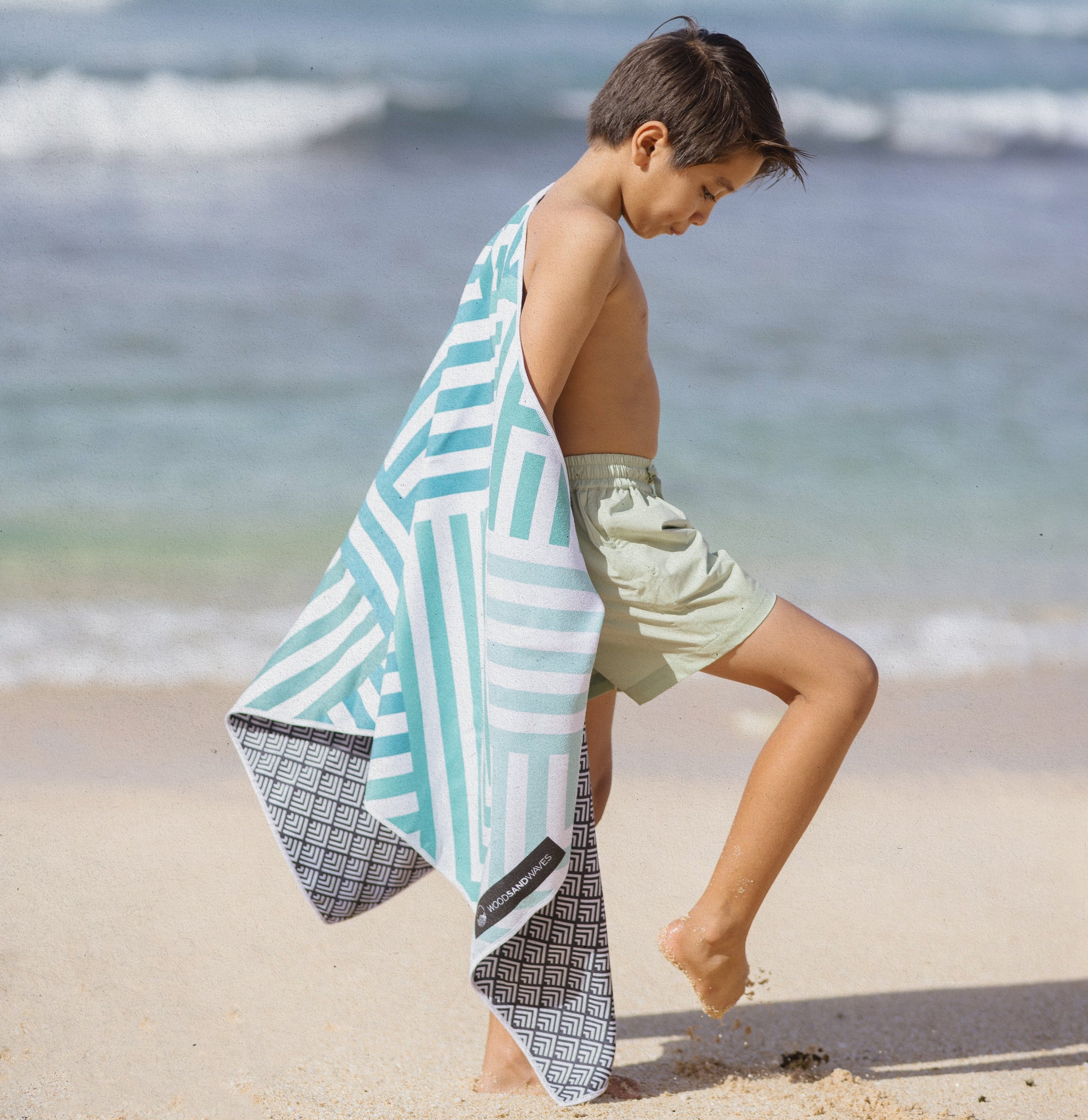Mint Relaxation - Strandtuch für Kinder - schadstofffrei, schnelltrocknend  & sanft zur Haut (140cm x 70cm) - WOODSANDWAVES