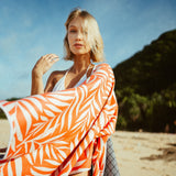 Palms in Paradise - Sandabweisendes Strandtuch mit Geheimfach - WOODSANDWAVES