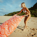 Palms in Paradise - Sandabweisendes Strandtuch mit Geheimfach - WOODSANDWAVES