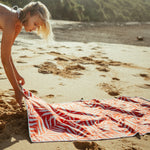 Palms in Paradise - Sandabweisendes Strandtuch mit Geheimfach - WOODSANDWAVES