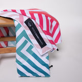 Pink Relaxation  - Strandtuch für Kinder - schadstofffrei, schnelltrocknend  & sanft zur Haut (140cm x 70cm) - WOODSANDWAVES