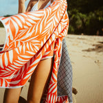 Palms in Paradise - Sandabweisendes Strandtuch mit Geheimfach - WOODSANDWAVES