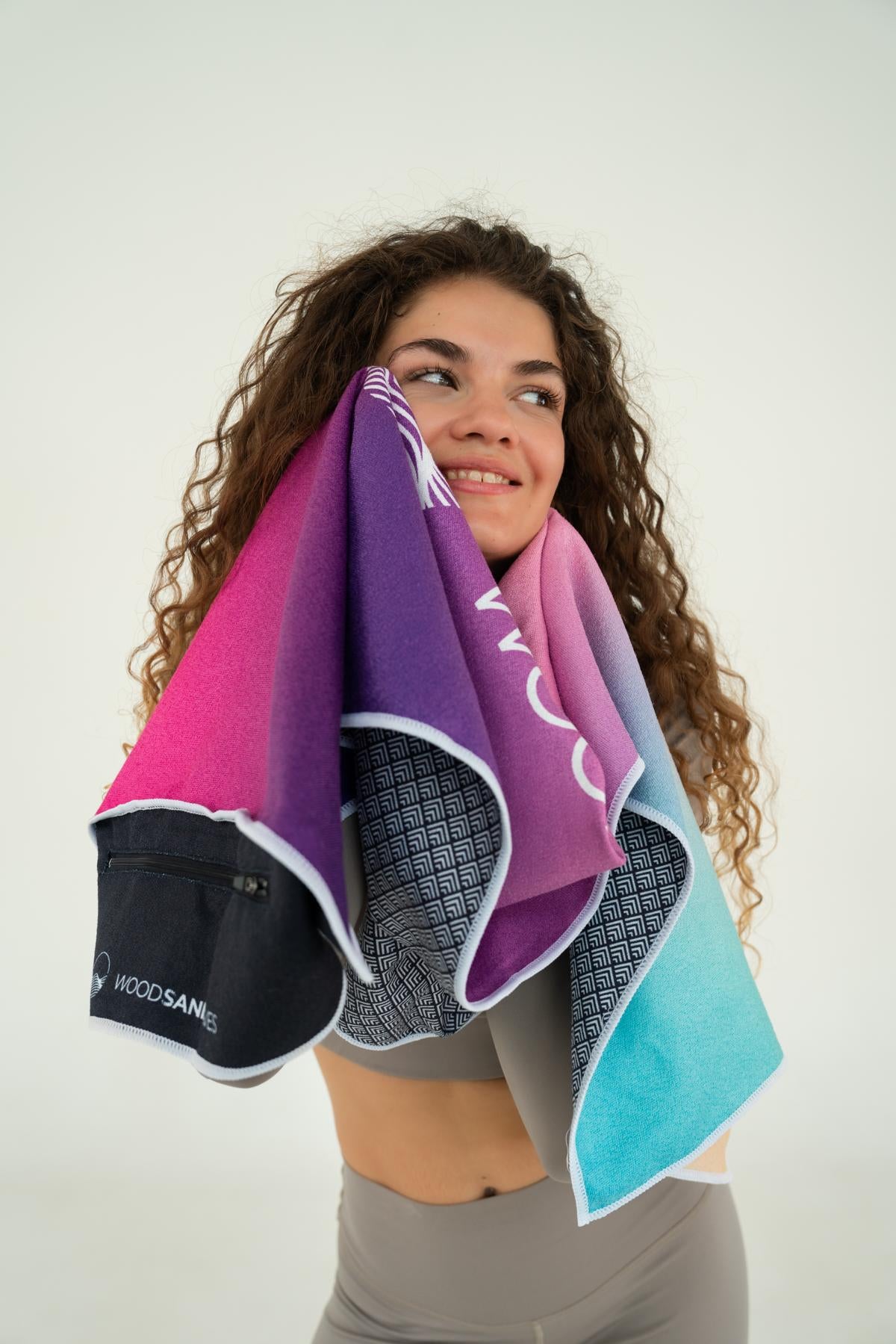 Colourful Temptation - Sporthandtuch mit Magnet & Zipper-Tasche - WOODSANDWAVES