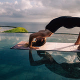 Calm Tides - Rutschfestes Yoga-Handtuch mit Silikon-Noppen - WOODSANDWAVES