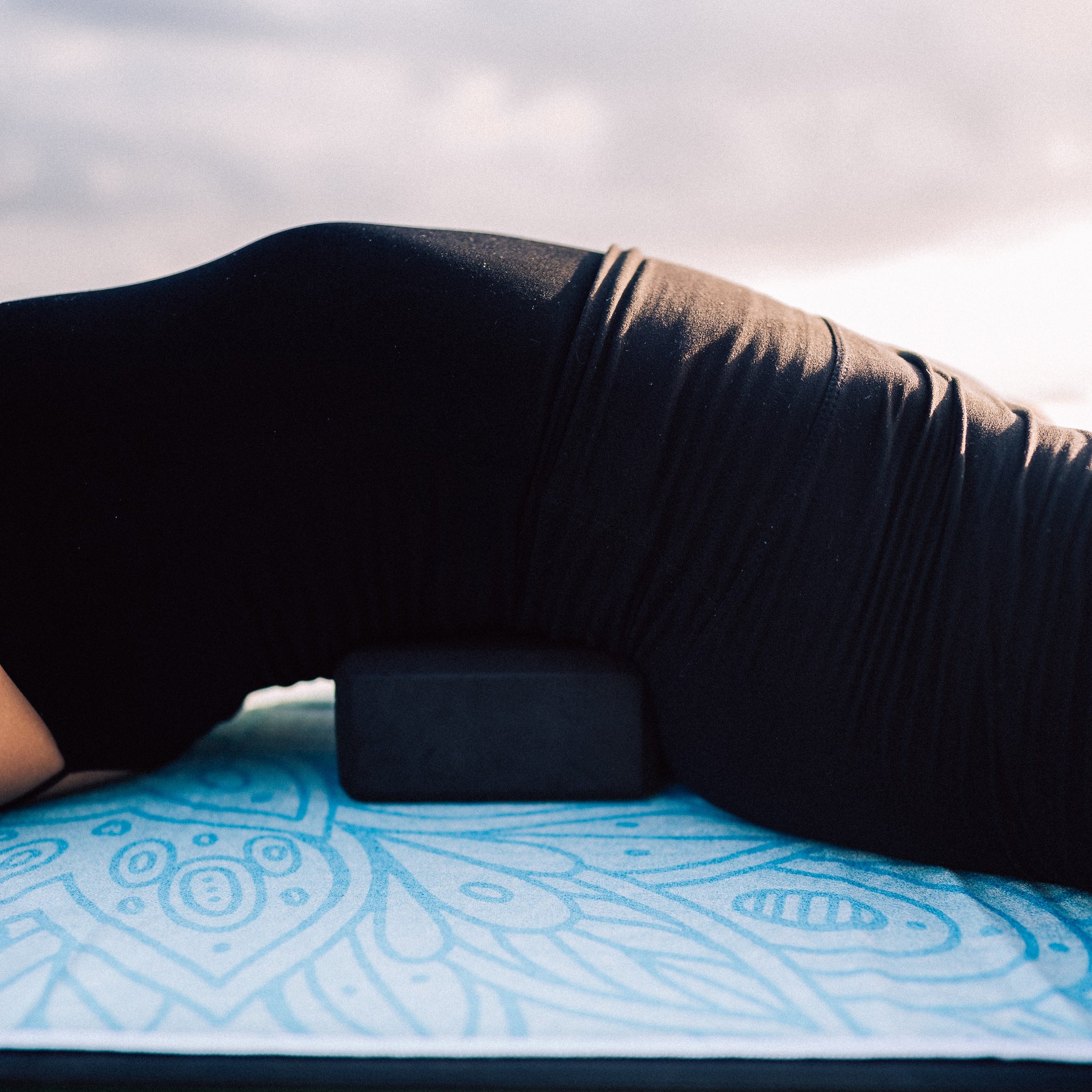 Mystic Mandala - Rutschfestes Yoga-Handtuch mit Silikon-Noppen - WOODSANDWAVES