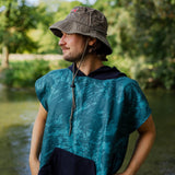 Surf-Poncho Energy Flow Green - für Frauen & Männer - aus schnelltrocknender und ultra-leichter Mikrofaser - WOODSANDWAVES