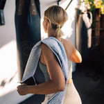 Natural Flow - Sporthandtuch mit Magnet & Zipper-Tasche - WOODSANDWAVES
