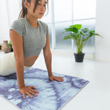 Batik Balance - Rutschfestes Yoga-Handtuch mit Silikon-Noppen - WOODSANDWAVES