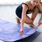 Flowing Harmony - Rutschfestes Yoga-Handtuch mit Silikon-Noppen - WOODSANDWAVES