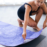 Flowing Harmony - Rutschfestes Yoga-Handtuch mit Silikon-Noppen - WOODSANDWAVES