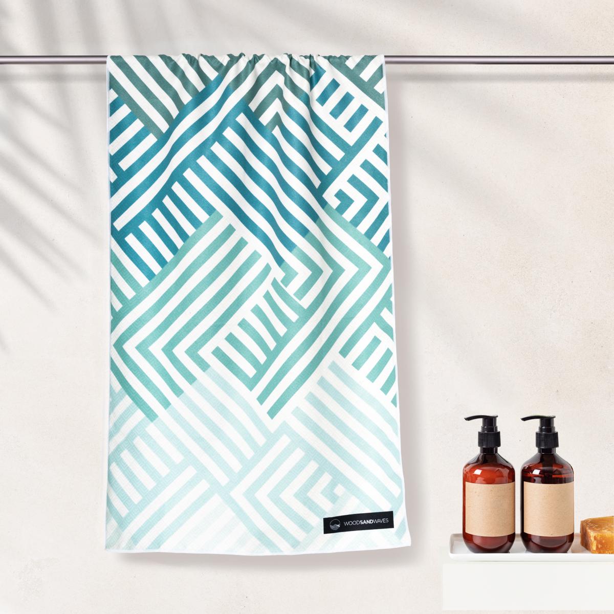 Mint Relaxation - schnelltrocknendes Duschhandtuch aus Premium Mikrofaser - angenehm auf der Haut - 140 x 70cm - WOODSANDWAVES