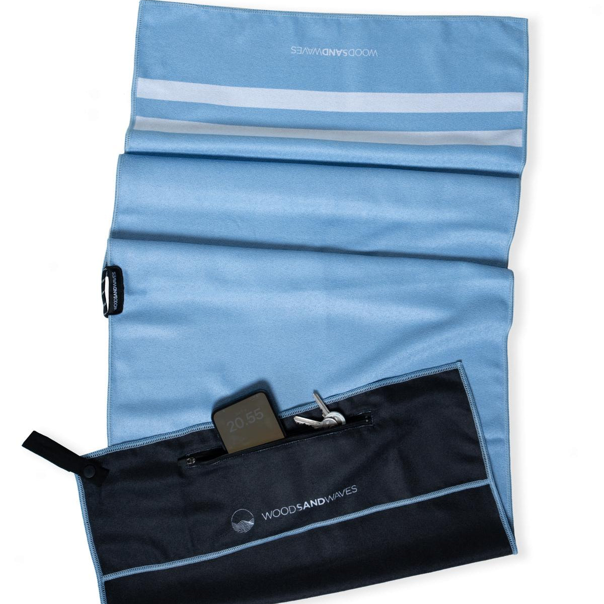 Stripes Airy Blue - Sporthandtuch mit Magnet & Zipper-Tasche - WOODSANDWAVES