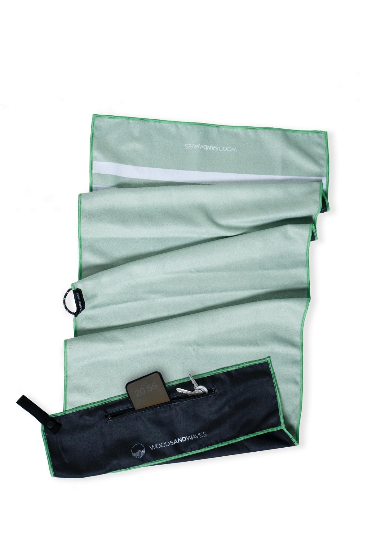 Stripes Green Matcha - Sporthandtuch mit Magnet & Zipper-Tasche - WOODSANDWAVES