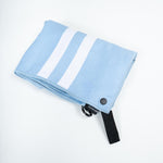 Stripes Airy Blue - Sporthandtuch mit Magnet & Zipper-Tasche - WOODSANDWAVES