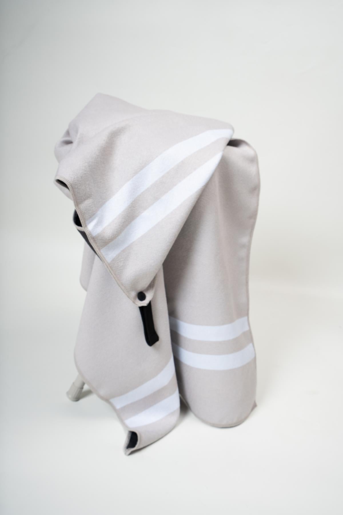 Stripes Moonbeam - Sporthandtuch mit Magnet & Zipper-Tasche - WOODSANDWAVES