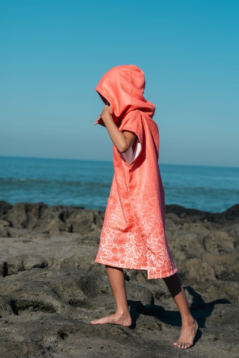 Badeponcho für Kinder (120cm - 150cm) - sanft zur Haut & extra schnell wieder trocken - aus Premium Mikrofaser - Tropical Bloom - (ca. 6 - 12 Jahre) - woodsandwaves.co