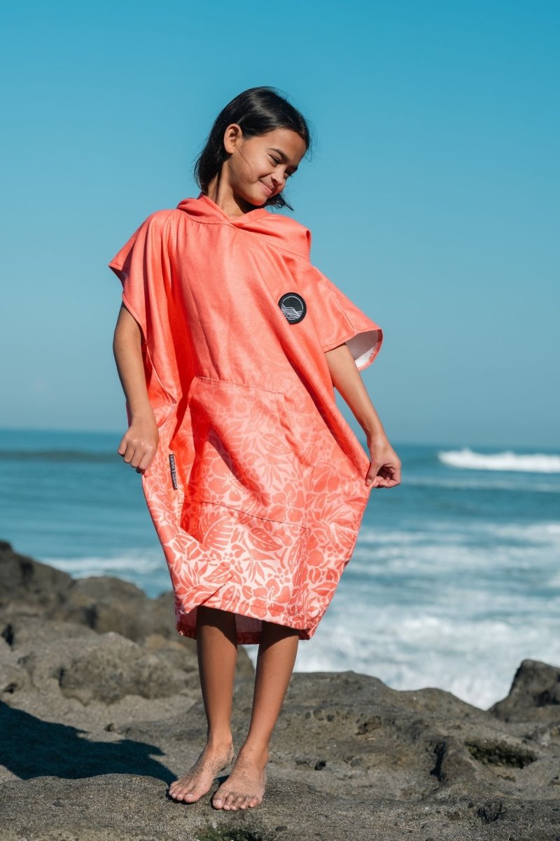 Badeponcho für Kinder (120cm - 150cm) - sanft zur Haut & extra schnell wieder trocken - aus Premium Mikrofaser - Tropical Bloom - (ca. 6 - 12 Jahre) - woodsandwaves.co