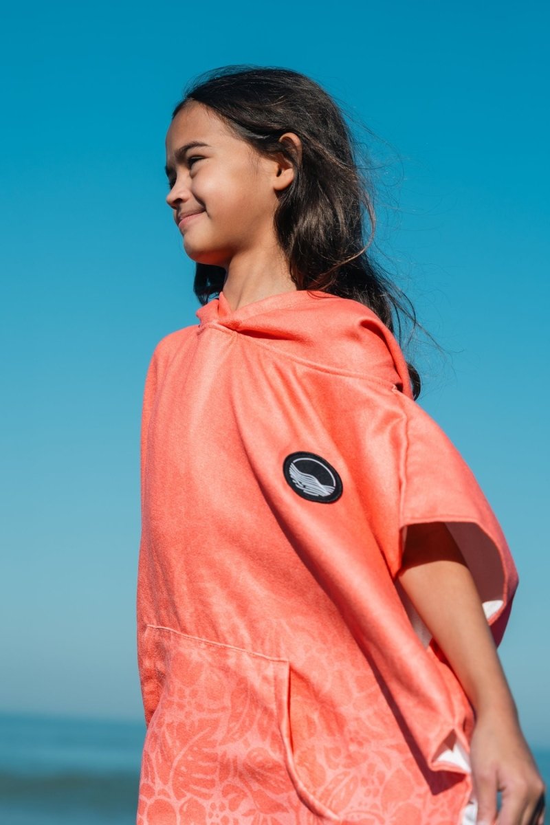 Badeponcho für Kinder (120cm - 150cm) - sanft zur Haut & extra schnell wieder trocken - aus Premium Mikrofaser - Tropical Bloom - (ca. 6 - 12 Jahre) - woodsandwaves.co