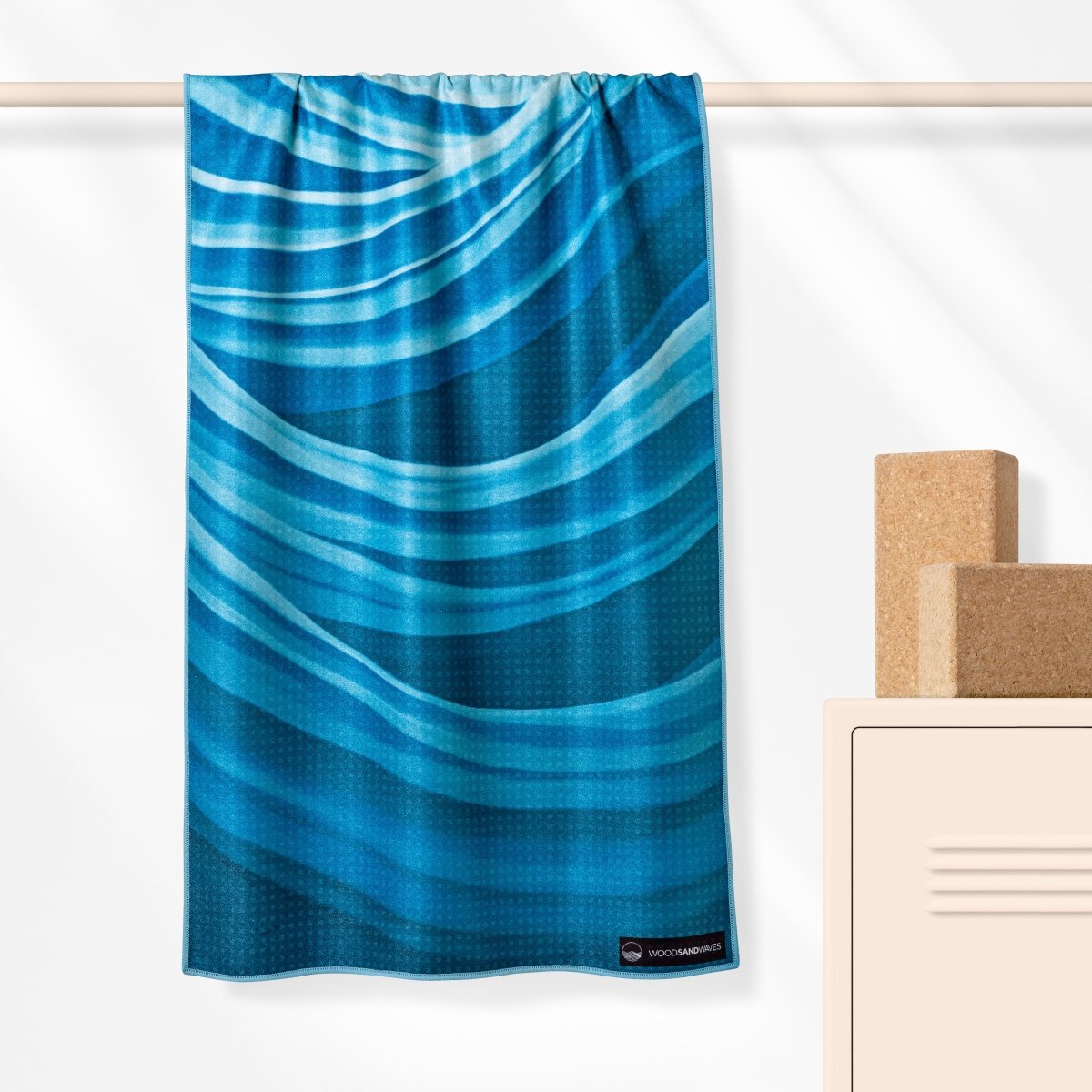 Blue Cascade - Rutschfestes Yoga - Handtuch mit Silikon - Noppen - woodsandwaves.co