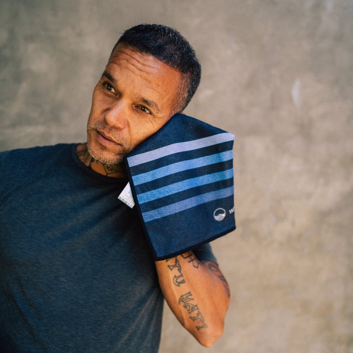 Calm Cruise Black - Sporthandtuch mit Magnet & Zipper - Tasche - woodsandwaves.co